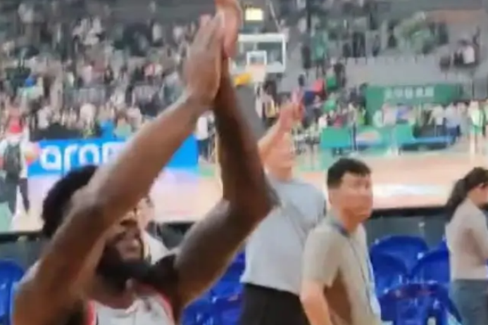 关于强队对决双方各显神通，比赛火药味十足令人着迷的信息