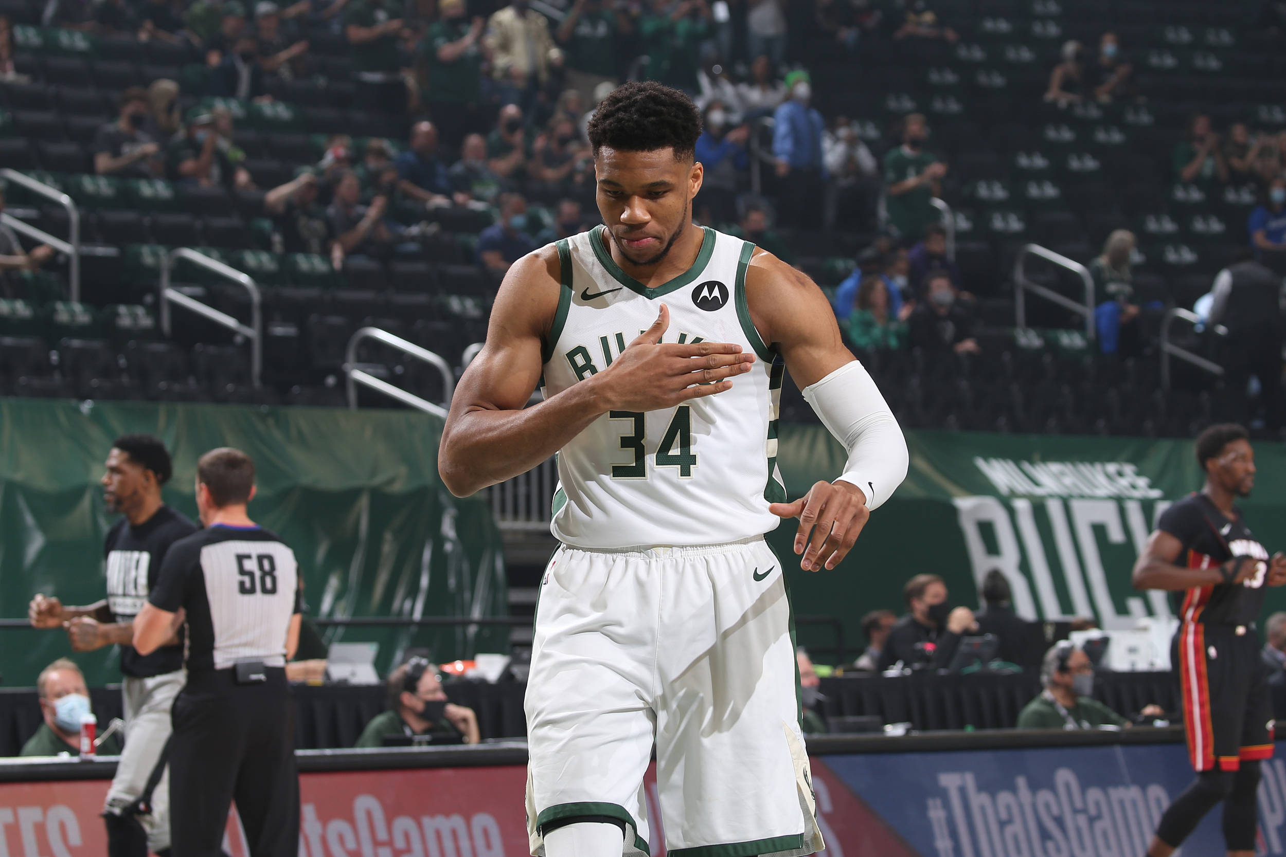 东部联盟半决赛篮网取得两连胜，战胜雄鹿