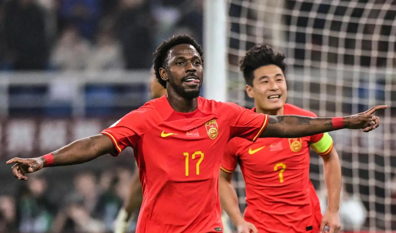 体育赛场上热火朝天，选手们斗志昂扬战意昂扬