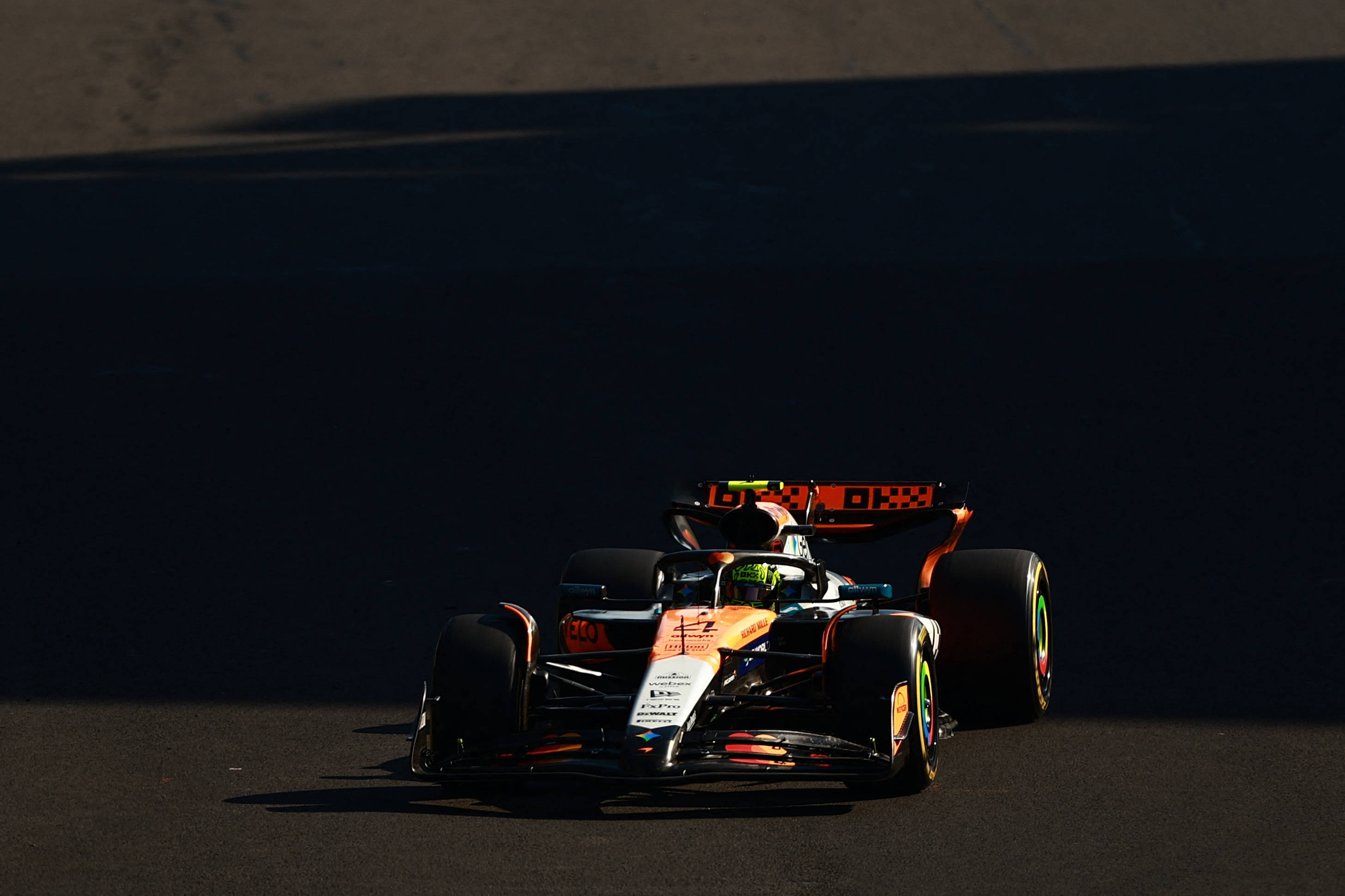 乐鱼app-包含索伯车队横扫法拉利，诺里斯统治全场的词条