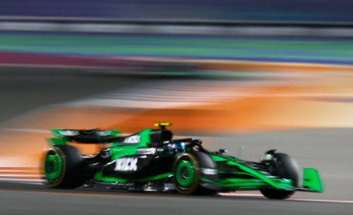 关于索伯车队翻盘阿斯顿马丁，皮亚斯特里扛起全队的信息